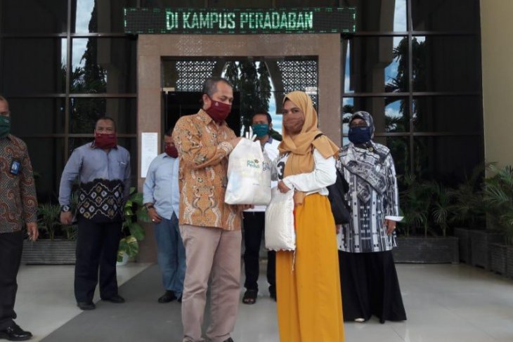 Bagi mahasiswa perantau, PLN-UIN Alauddin bagikan bahan pokok