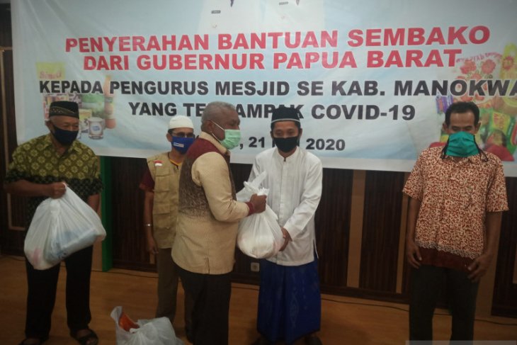 Gubernur minta umat muslim Papua Barat doakan tim medis COVID-19