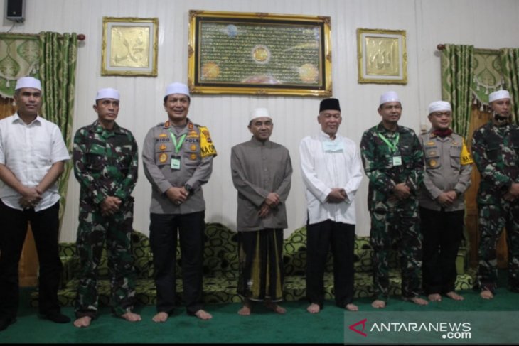 Bupati HST dampingi Danrem dan Kapolda kalsel silaturahmi ke Guru Bakhiet