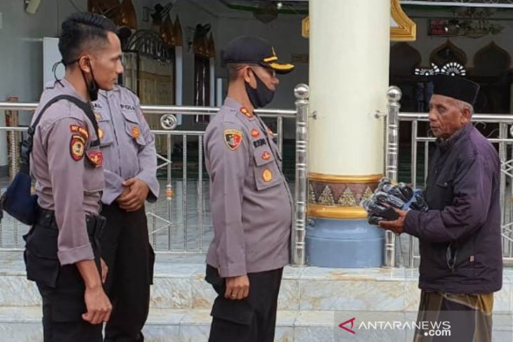 Ciptakan kenyamanan saat Shalat Idul Fitri, Polres Nagan Raya bagikan masker untuk warga