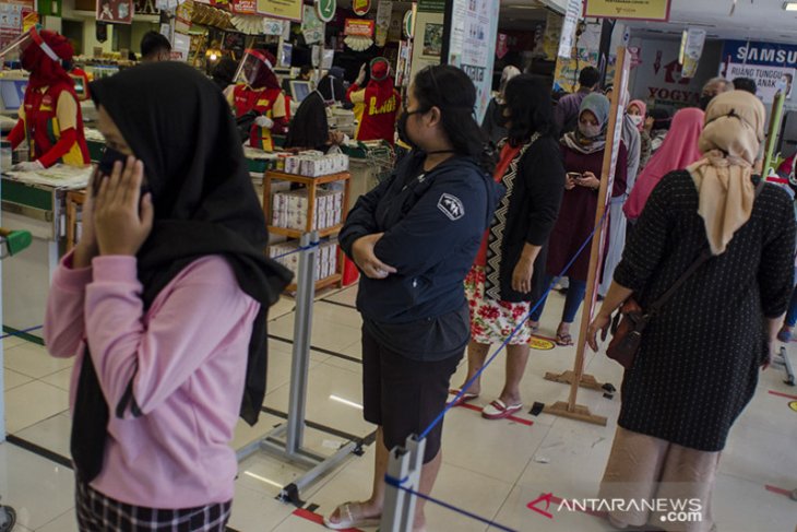 Antrian kebutuhan makanan jelang lebaran 