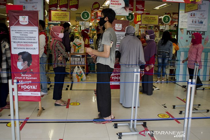 Antrian kebutuhan makanan jelang lebaran 