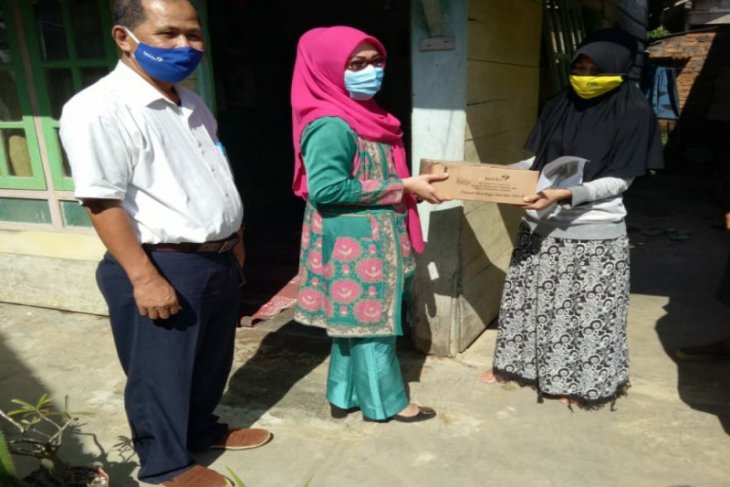 BKKBN Jambi sapa dan salurkan bantuan 1.000 paket sembako untuk warga