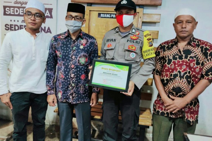 Berjiwa sosial, Haji Uma berikan penghargaan untuk polisi Aceh Utara ini