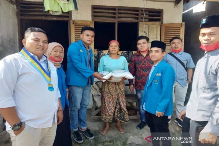 PMII Madina bersama Eveline Sago salurkan beras ke warga terdampak COVID-19