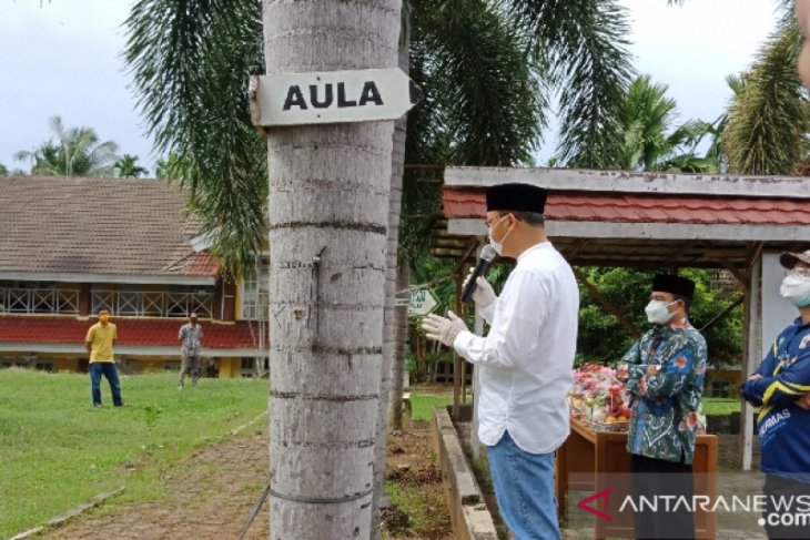 Gubernur Bengkulu datangi tempat isolasi nakes positif COVID-19