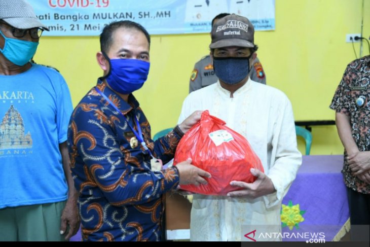 Pemerintah Kabupaten Bangka bagikan ribuan paket sembako