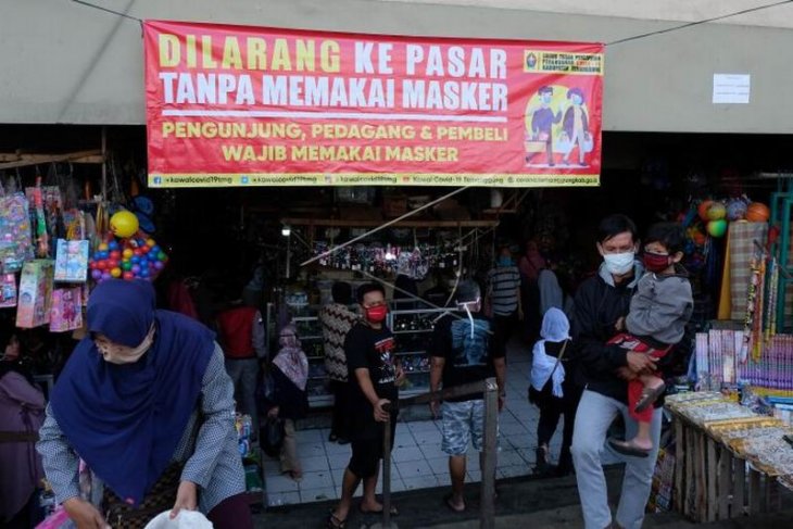 Wajib memakai masker bagi pengunjung pasar