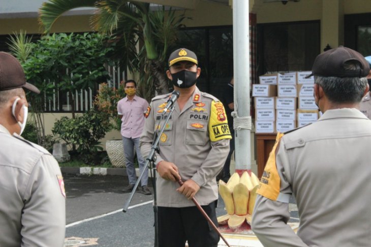 Kapolres bagikan sembako kepada Bhabinkamtibmas se-Polres Klungkung