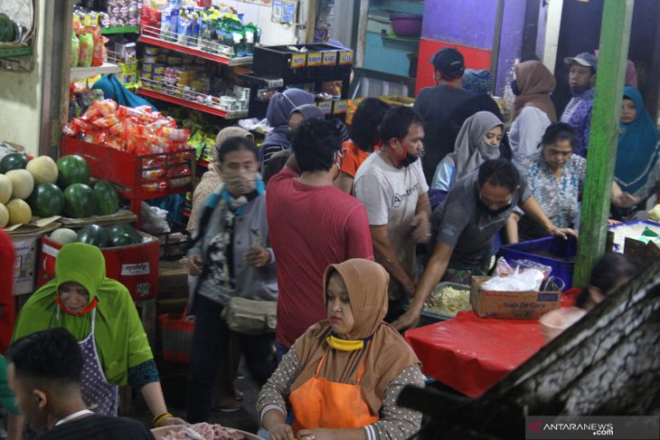 Keramaian pasar Malang saat PSBB
