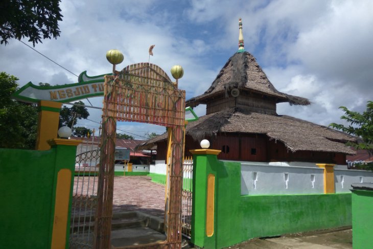 Warga Kaitetu di Pulau Ambon lakukan ziarah kubur usai Shalat Idul Fitri 1441 H