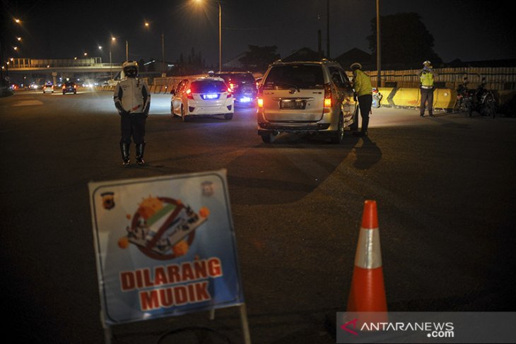 Pemeriksaan kendaraan di gerbang tol Cileunyi