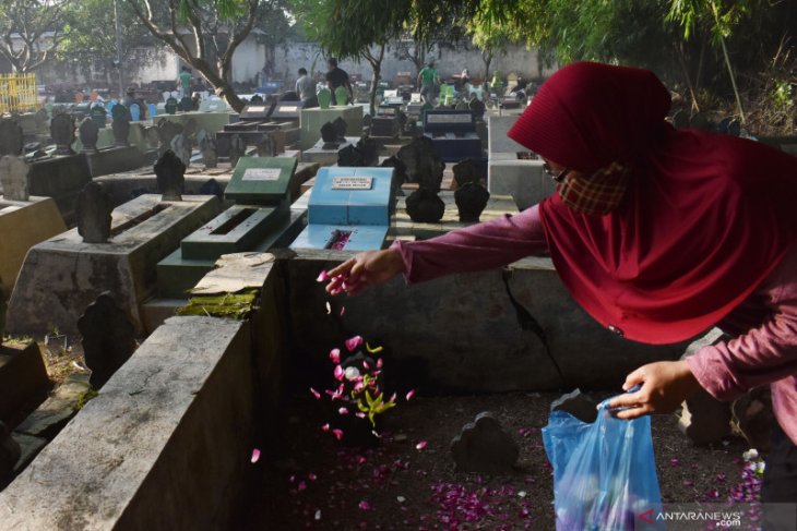 Ziarah Kubur Jelang Idul Fitri di Madiun