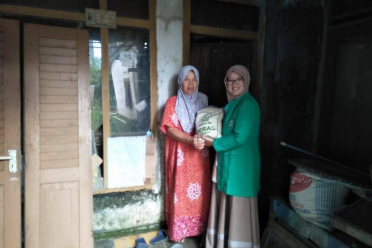 Fatayat NU Lebak bantu bahan pokok kepada warga miskin