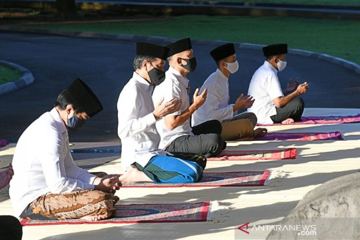 Jokowi dan Ibu Iriana tunaikan shalat Id di halaman wisma Bayurini