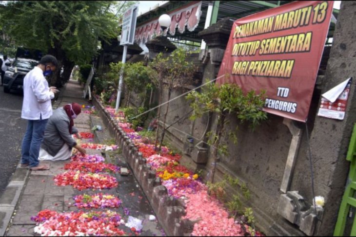 Ziarah kubur dari luar areal kuburan