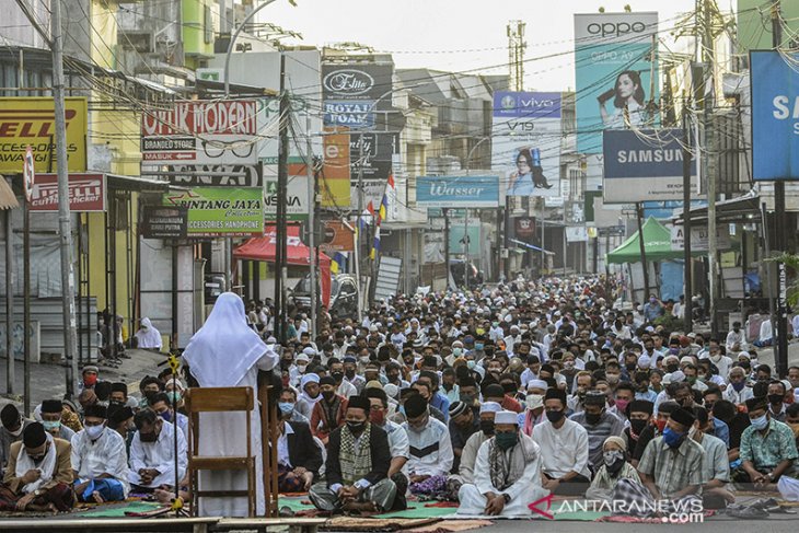 Shalat Id di jalan raya 