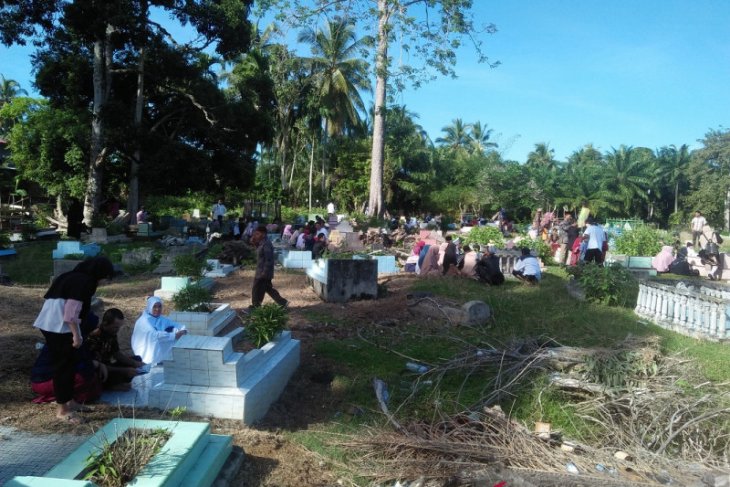 Warga Mukomuko tetap lakukan tradisi ziarah kubur