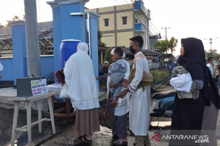 Umat Muslim di Belitung Shalat Idul Fitri dengan protokol kesehatan