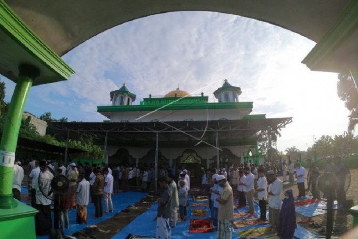 Melaksanakan shalat Id dengan pembatasan jarak saf