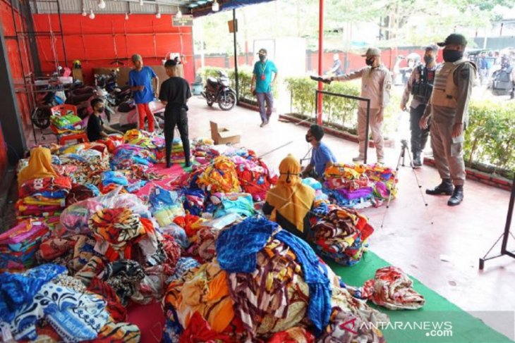 Foto - Satpol PP Gorontalo tertibkan toko yang buka saat PSBB