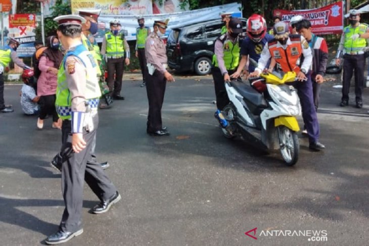 Ribuan wisatawan hendak ke objek wisata Geopark Ciletuh Sukabumi diputar balikkan petugas