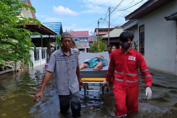 PMI kerahkan personel dan peralatan untuk diterjunkan ke lokasi banjir Samarinda