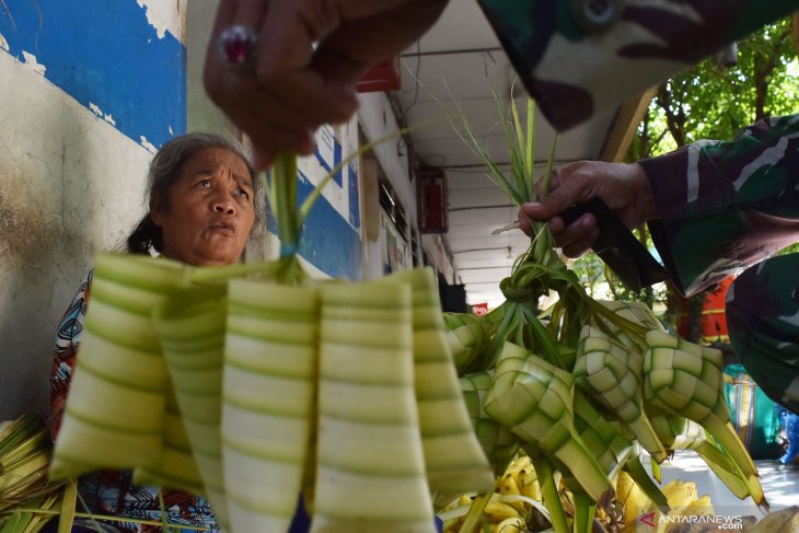 Penjual cangkang ketupat di tengah pandemi COVID-19