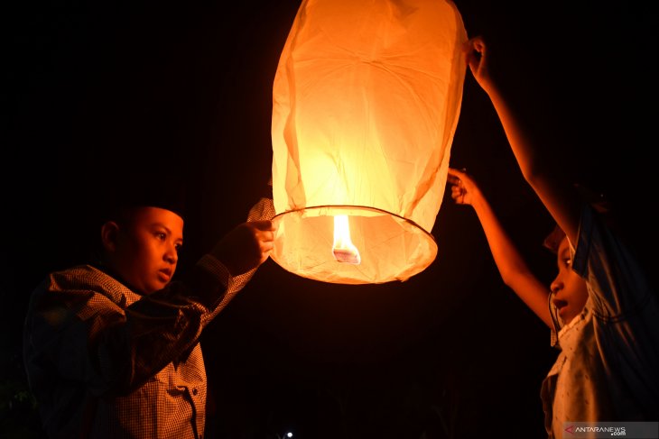 Tradisi terbangkan balon asap