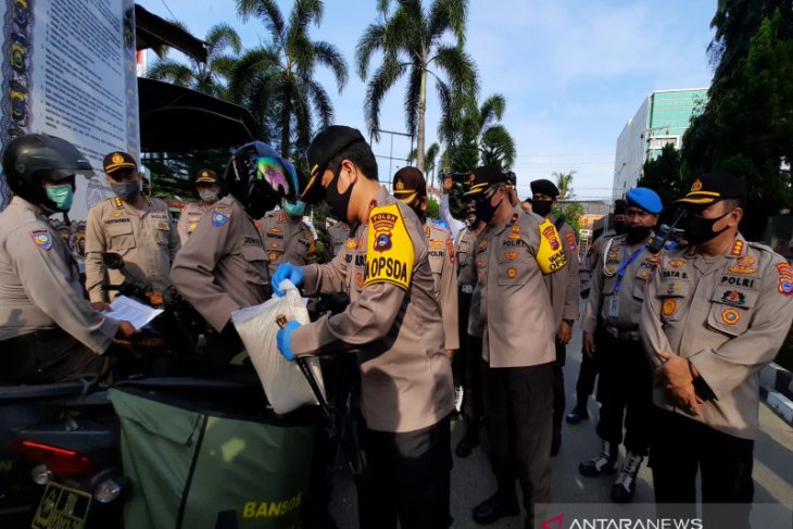 South Kalimantan Police distributes 70 tons of rice from National Police Chief