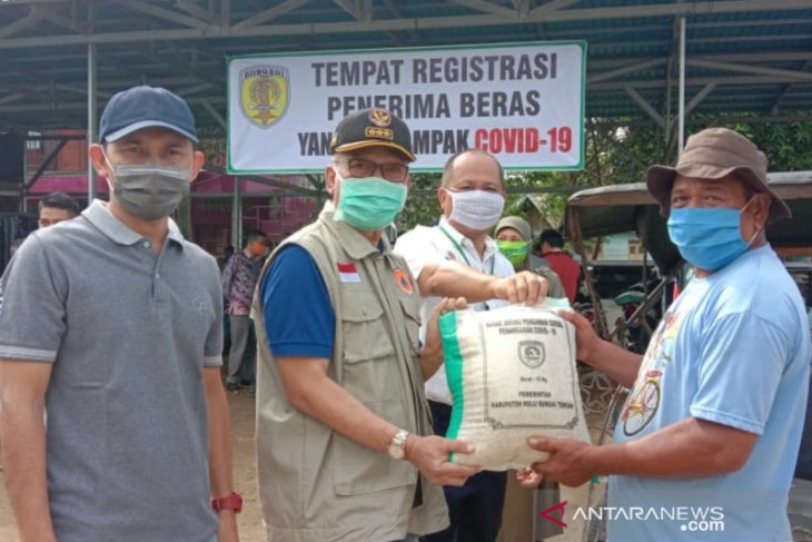 Pemkab HST salurkan bantuan beras sebanyak 689.695 Kg kepada warga terdampak COVID-19