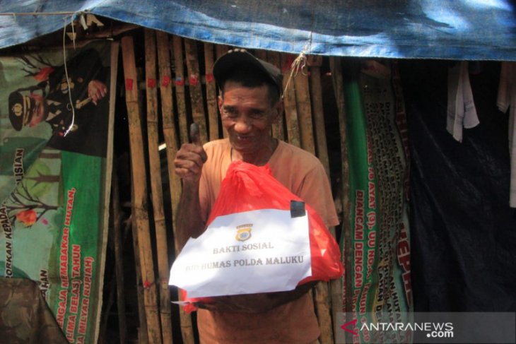 Humas Polda Maluku sisihkan pendapatan bantu warga terdampak COVID - 19