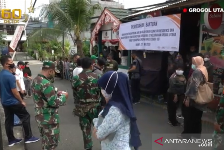 Kasad beri bantuan bahan pokok untuk masyarakat terdampak COVID-19