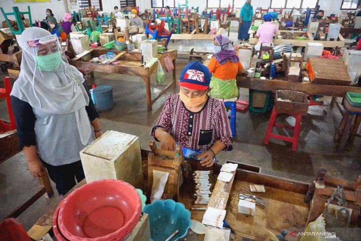 Aktivitas produksi pabrik rokok di Tulungagung