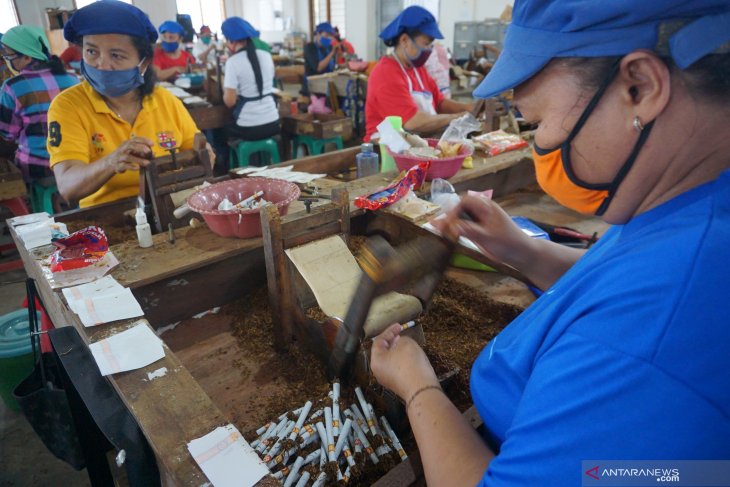 Aktivitas produksi pabrik rokok di Tulungagung