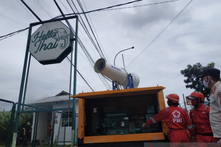 PMI Kota Sukabumi kerahkan gunner spraying semprotkan disinfektan cegah penyebaran COVID-19