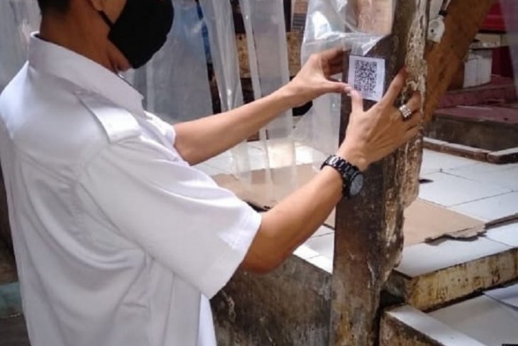 Permudah pembayaran, tiap kios pedagang di pasar Tangerang dipasangi QR code