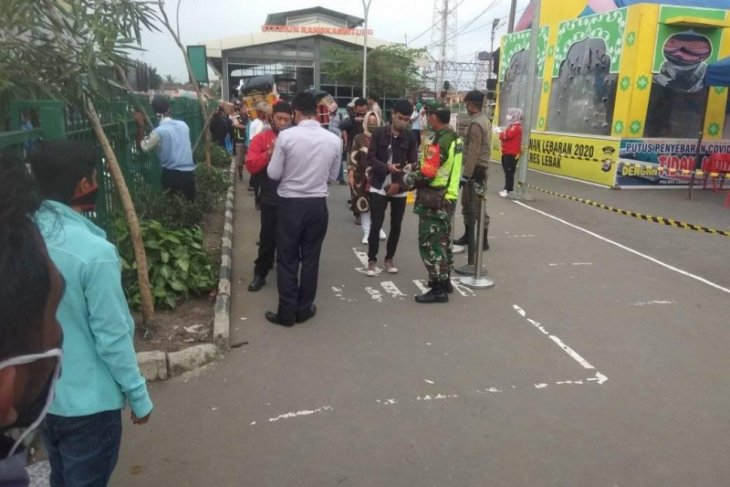 Semua penumpang commuterline dari zona merah COVID-19 diperiksa masuk Stasiun Rangkasbitung