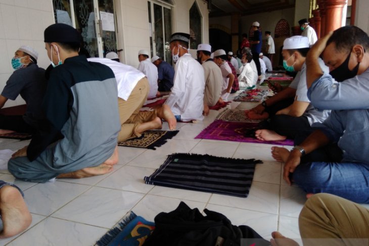 Shalat Jumat tidak sah jika dilakukan dua sesi