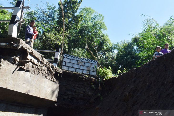 Jembatan putus akibat banjir