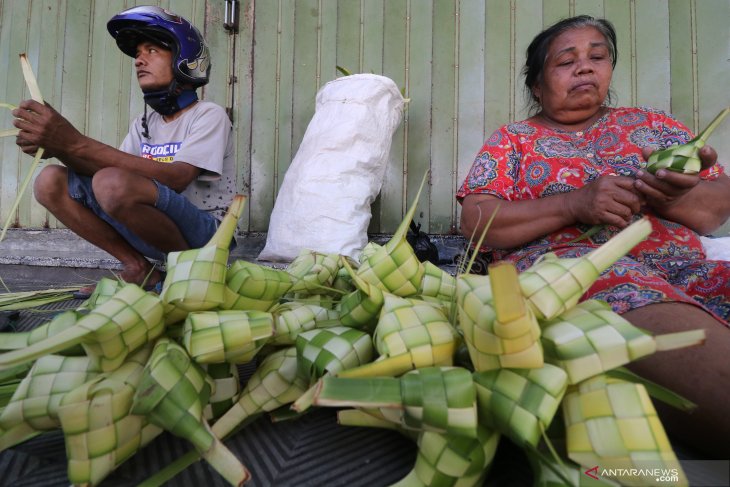 Penjualan janur kulit ketupat