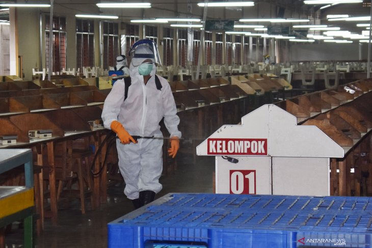 Penyemprotan Disinfektan Pabrik Rokok di Madiun