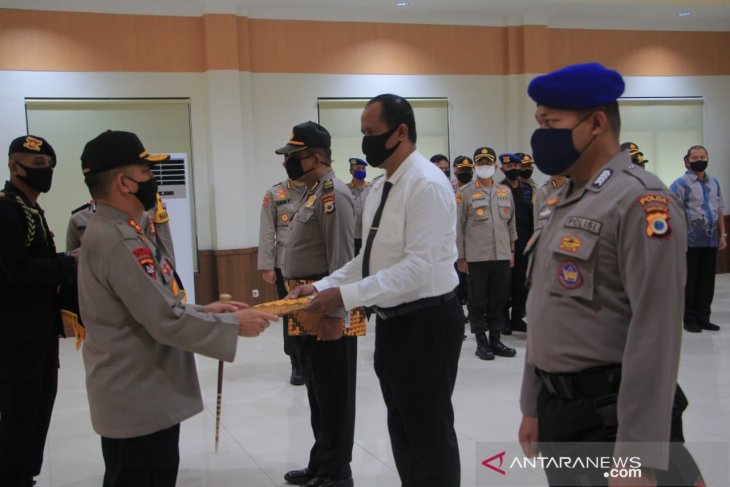Puluhan personil Polda Maluku berprestasi dapat penghargaan Kapolda