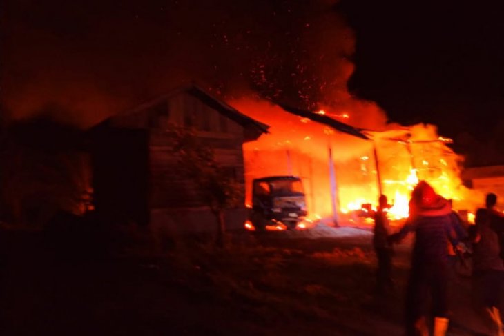 Kantor perusahaan AMP di Abdya hangus terbakar