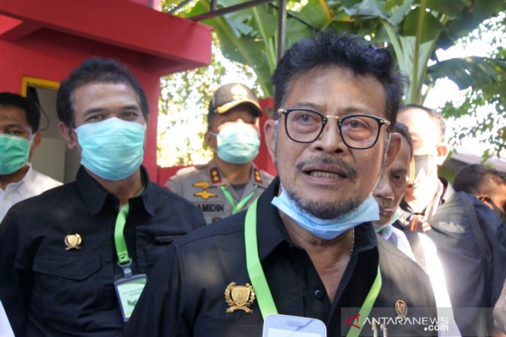 Warga Kecamatan Leihitu bersihkan jalan sambut kunjungan Menteri Pertanian