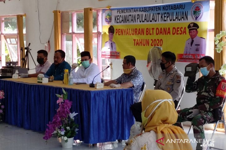 Bupati serahkan BLT Dana Desa di Pulau Laut Kepulauan