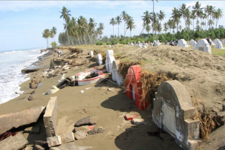 Pemakaman rusak diterjang gelombang pasang