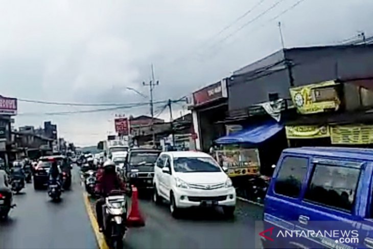 Jalur Puncak ramai diserbu wisatawan, Polisi tidak berlakukan one way