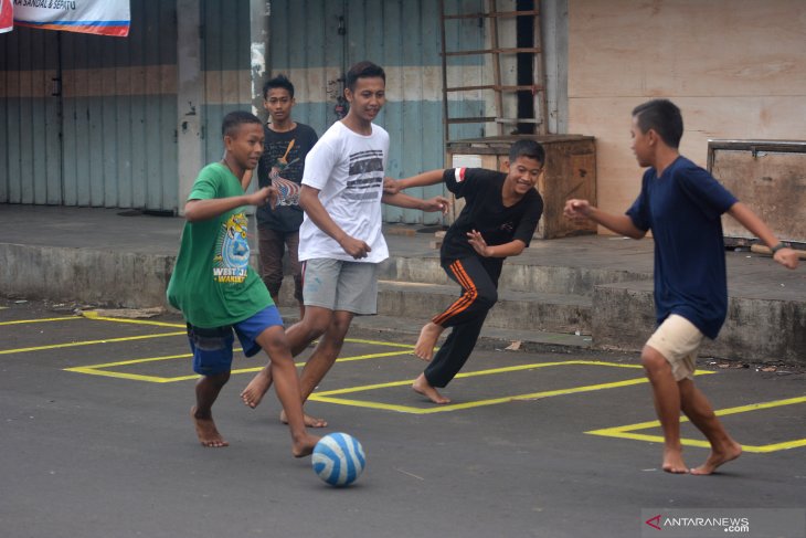 Bermain Bola di Pasar Tanjung