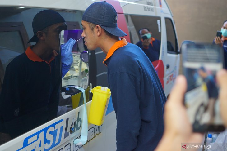 Swab test keliling mobil PCR di Tulungagung 